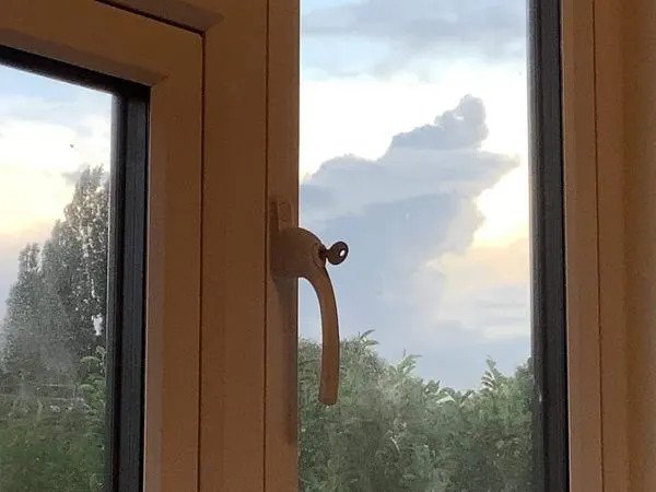 天空出現類似女王模樣的雲朵。（圖／翻攝自Leanne Bethell臉書）