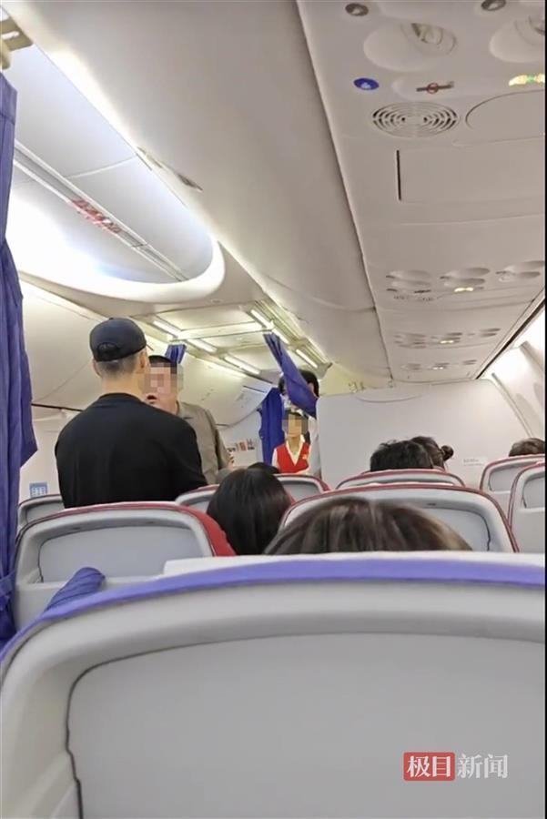 旅客和机组人员进行交涉。(视频截屏)