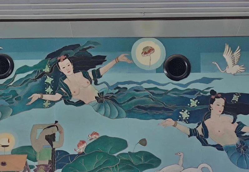 太原火车站的仙女壁画。(取材自微博)