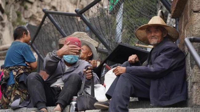 3位老人瞒着家人组团爬泰山   最年长的82岁