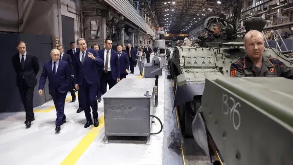 俄羅斯總統普京視察一家烏拉爾地區的坦克工廠。