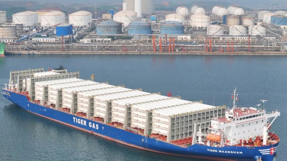 中國煙台港，一艘來自馬來西亞的液化天然氣運輸船。煙台港進關的石油天然氣貨物去年出現大漲。
