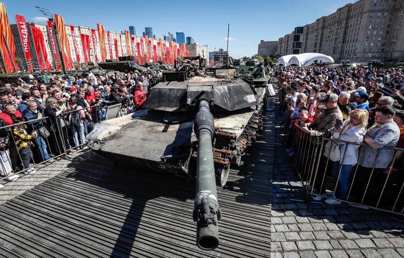 俄罗斯民众5月1日围观陈列于莫斯科的掳获美制M1艾布兰战车。（欧新社）