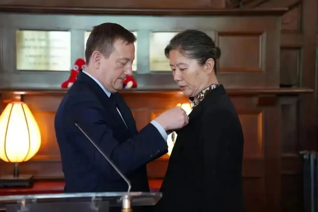 一个中国女人，戴上法国最高荣誉勋章
