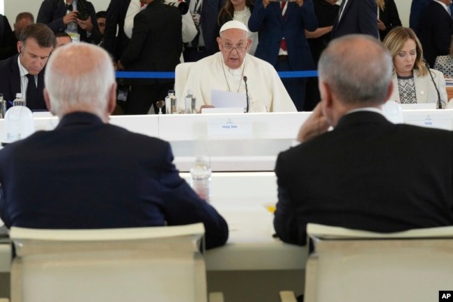 罗马天主教教宗方济各参加七国集团意大利峰会有关人工智能的会议。(2024年6月14日)