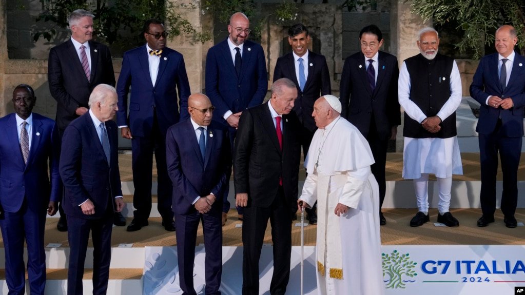 美国总统拜登和其他七国集团领导人与教宗方济各以及应邀参加七国集团意大利峰会的其他领导人站在一起。(2024年6月14日)
