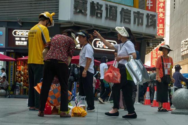 跑楼大妈：隐藏在深圳最繁忙大厦里的外卖江湖