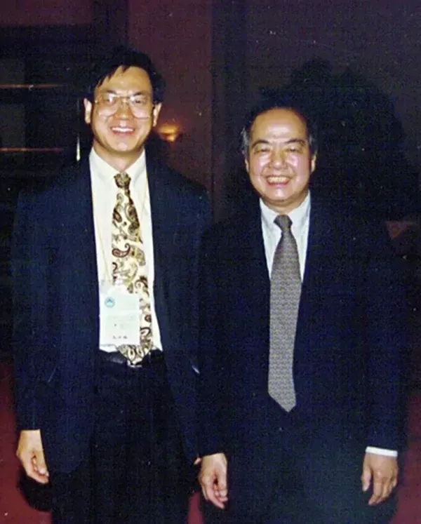 1999年，李政道（右）和王中林（左）在人民大会堂合影。 中国科学院北京纳米能源与系统研究所官网照片