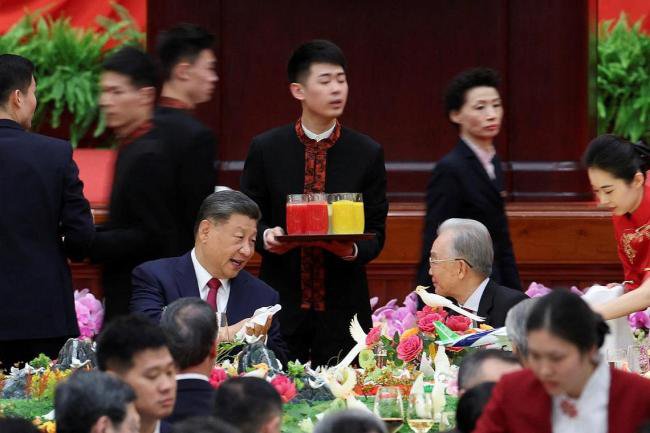 习等出席国庆75周年招待会 和温家宝谈笑风生