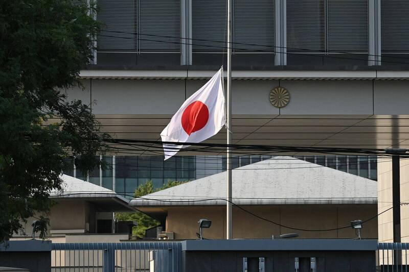 一名日本男童在深圳遇袭身亡后，北京的日本大使馆降半旗致哀。（法新社）