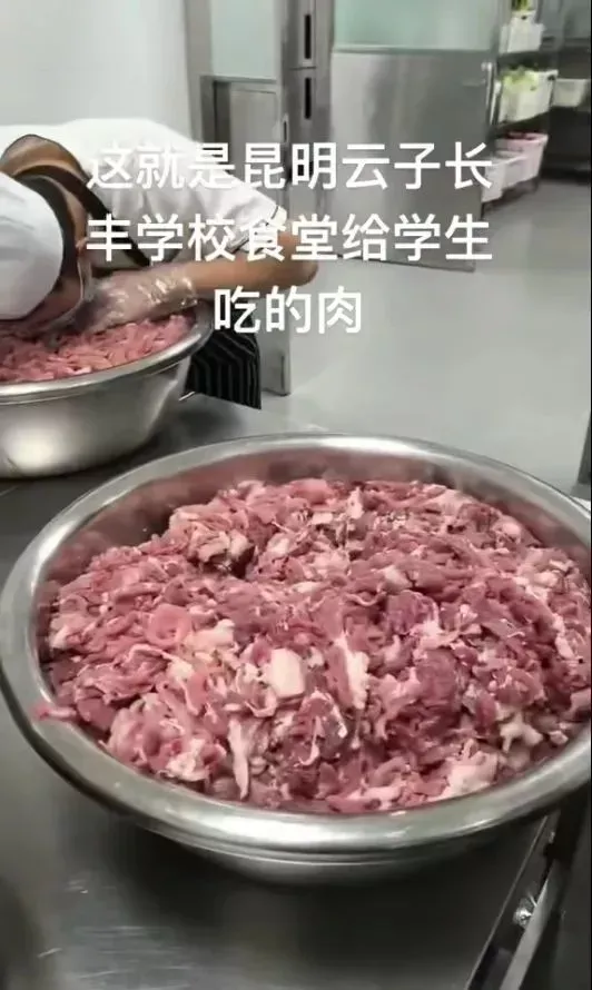 昆明臭肉事件学校董事长插兜离席引众怒 家长被威胁