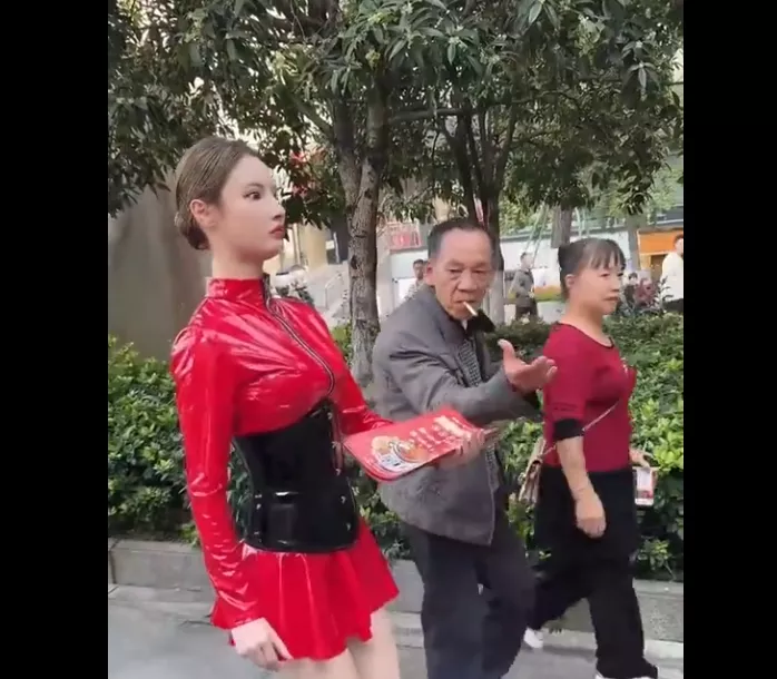 以真乱假！重庆“美女机器人”街头发传单 近看竟是真人扮的