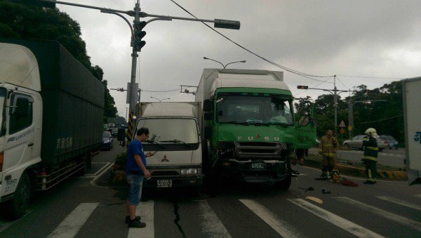 新竹工业区往来国道1号的联外道路，今天下午2点多发生一起6车连环车祸，造成大塞车。（记者廖雪茹翻摄）