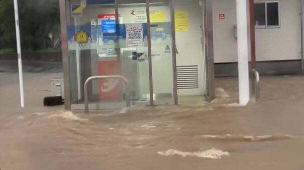 宫崎县近日遭遇暴雨侵袭，各地出现淹水、土石流等灾害。（图撷取自@151a8/X）