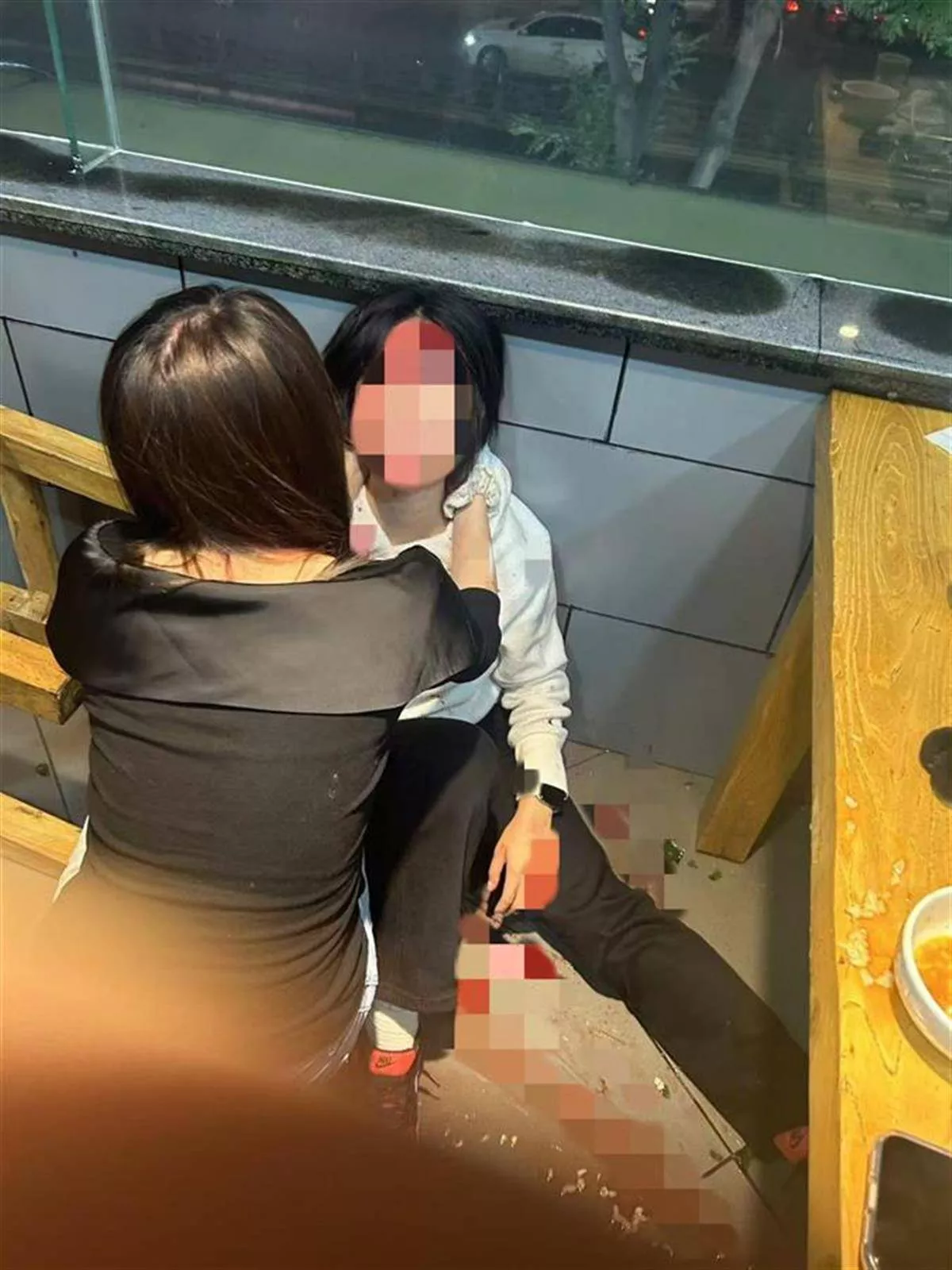 拒绝搭讪4名女高中生遭男子围殴，有女生满脸是血