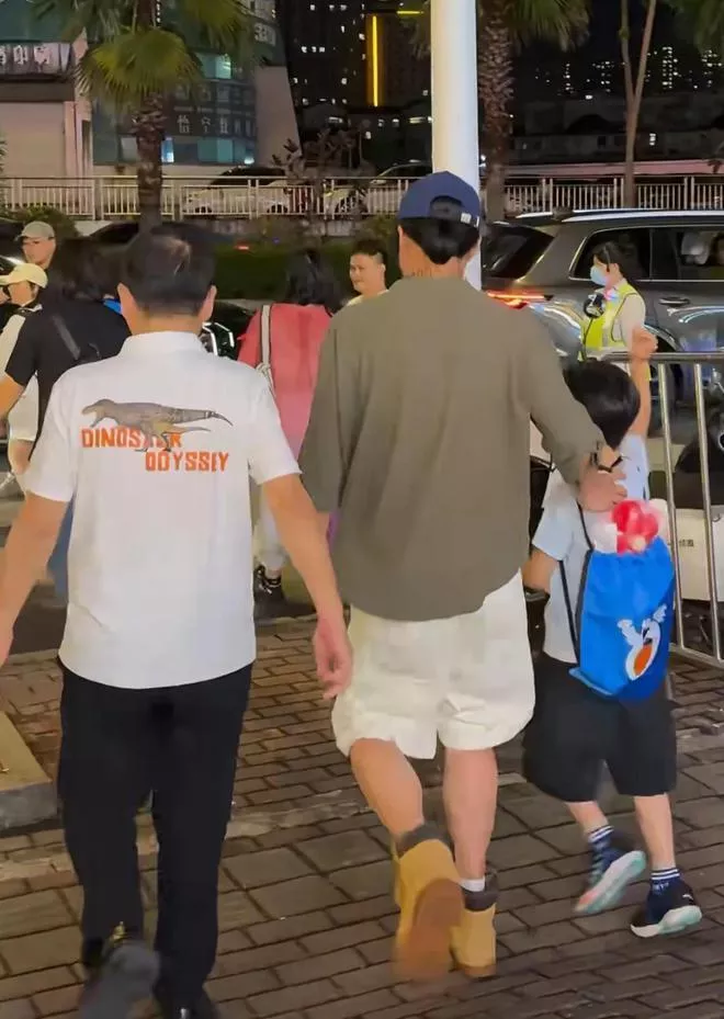 吴京一家人现身南宁烧烤店，穿着不修边幅