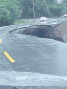 九寨沟国道塌方自驾游客隧道滞留近10小时