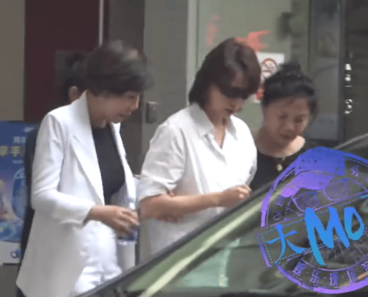 董卿现身医院宛如大佬出街!淡出荧幕后生活简朴!