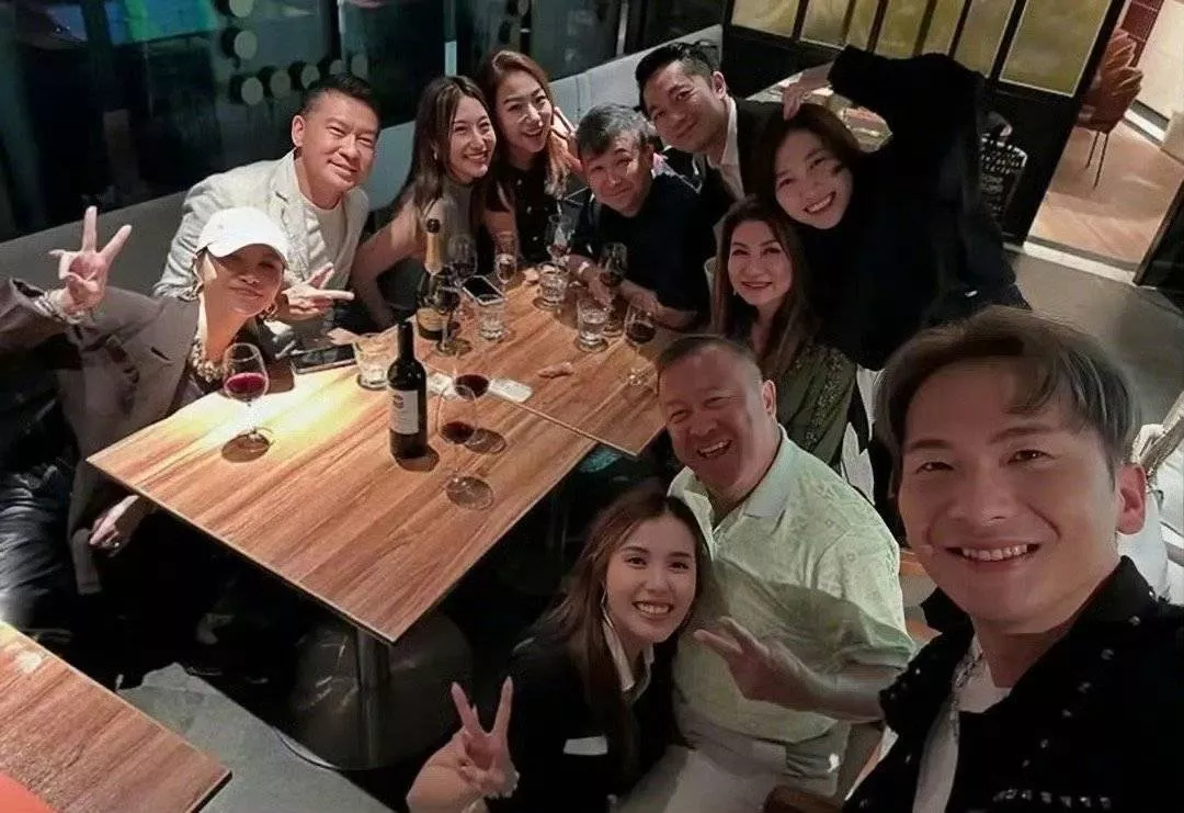 72岁曾志伟和25岁女星合影,姿势不雅惹争议!