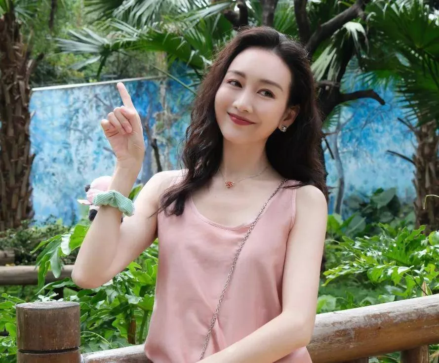 王鸥去看何九华演出!没带孩子坐前排不避人