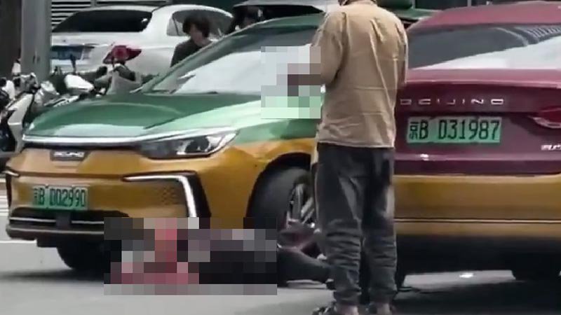 北京天街两出租车司机冲突 当街杀人（视频）