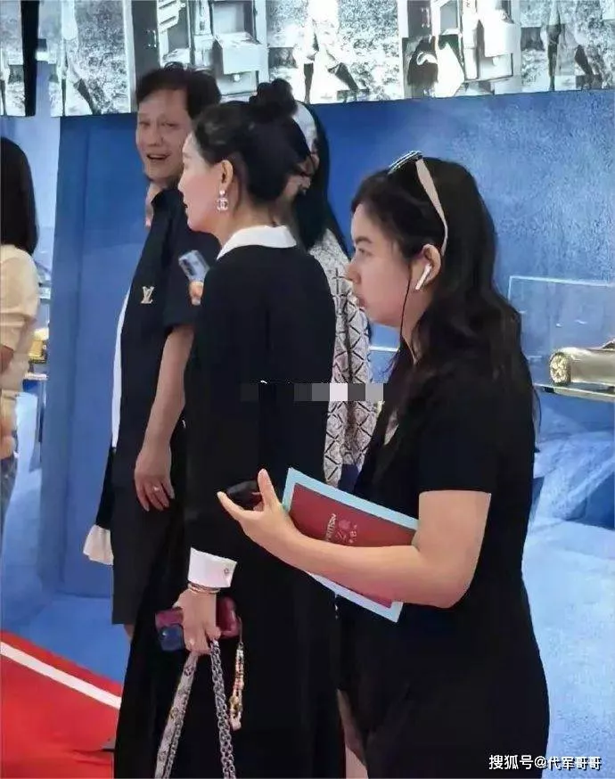 范志毅带小17岁娇妻看展,被误认“父女”