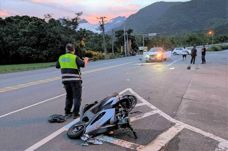 警方赶到车祸现场处理,吴姓女子白色轿车右前方被撞坏,女大生机车倒地。(民众提供) 警方赶到车祸现场处理,吴姓女子白色轿车右前方被撞坏,女大生机车倒地。(民众提供)