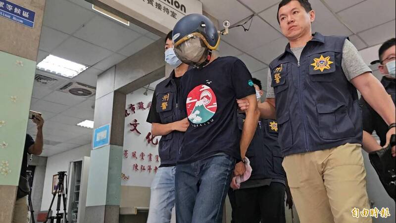谢男遭警方依杀人罪移送法办。(记者徐圣伦摄) 谢男遭警方依杀人罪移送法办。(记者徐圣伦摄)