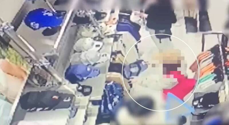 陈女假装逛街挑选商品,最后趁店员忙碌时行窃。(记者陆运锋翻摄) 陈女假装逛街挑选商品,最后趁店员忙碌时行窃。(记者陆运锋翻摄)