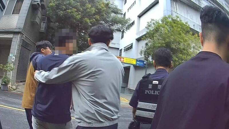 桃园警分局武陵派出所员警将林男围捕到案。(记者郑淑婷翻摄) 桃园警分局武陵派出所员警将林男围捕到案。(记者郑淑婷翻摄)
