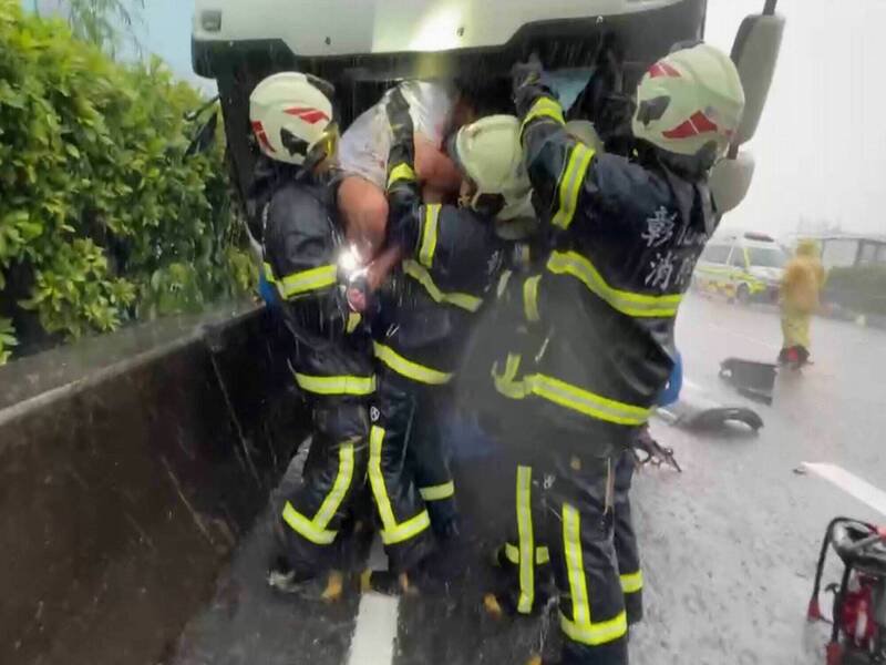 消防员合力将联结车驾驶救出。(消防局提供) 消防员合力将联结车驾驶救出。(消防局提供)