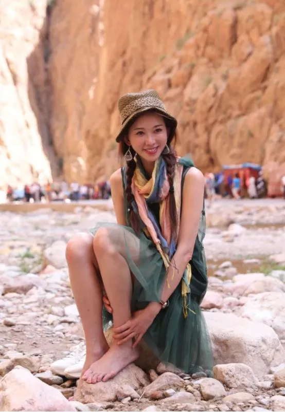 林志玲3岁儿子身高惊人，老公空手让老婆背大包