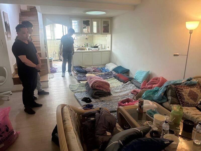 警方搜索发现15名人头老板住在一起,宛如宛如「人头老板(董事长)宿舍」。(警方提供) 警方搜索发现15名人头老板住在一起,宛如宛如「人头老板(董事长)宿舍」。(警方提供)