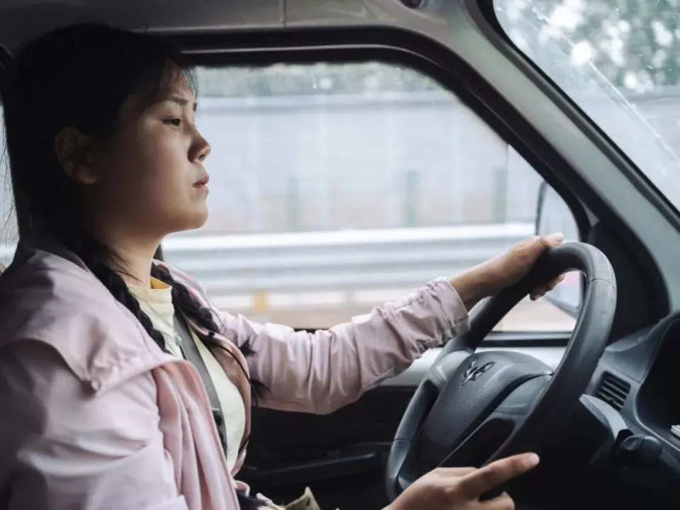 00后女孩，高温下穿过千里麦田