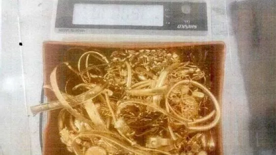 一天背走2000多万元黄金，上海两人被判刑