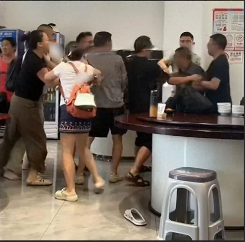 因早餐问题...游客围攻民宿老板，最后游客赔了！