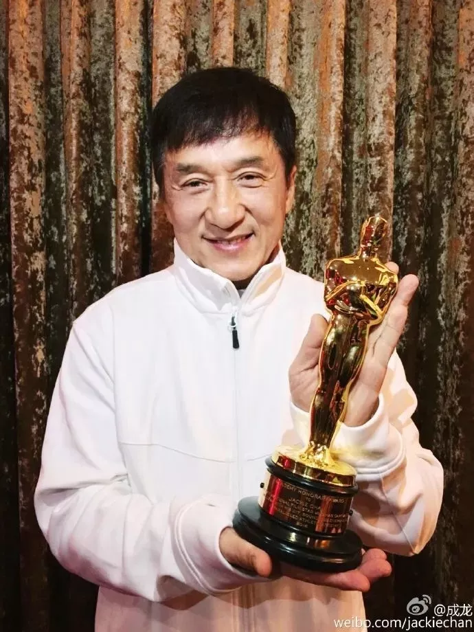 王晶透露成龙早年不敢公开结婚消息，曾被女粉丝耳光