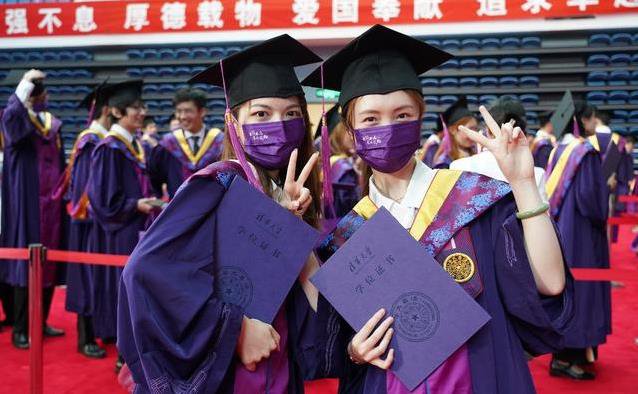 考上清华却被嘲“人下人”，通知书5个字惹争议，真相如何？