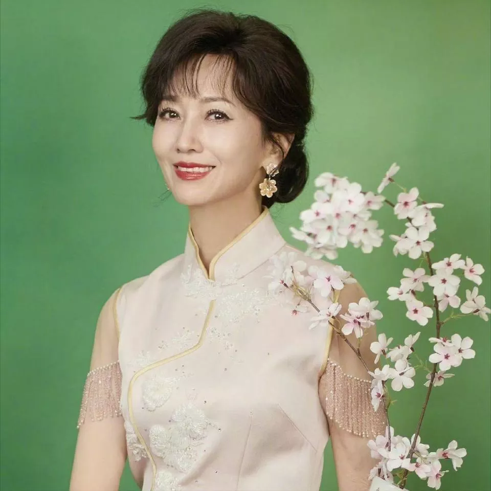 71岁还要养着一家人的赵雅芝,优雅背后却有心酸