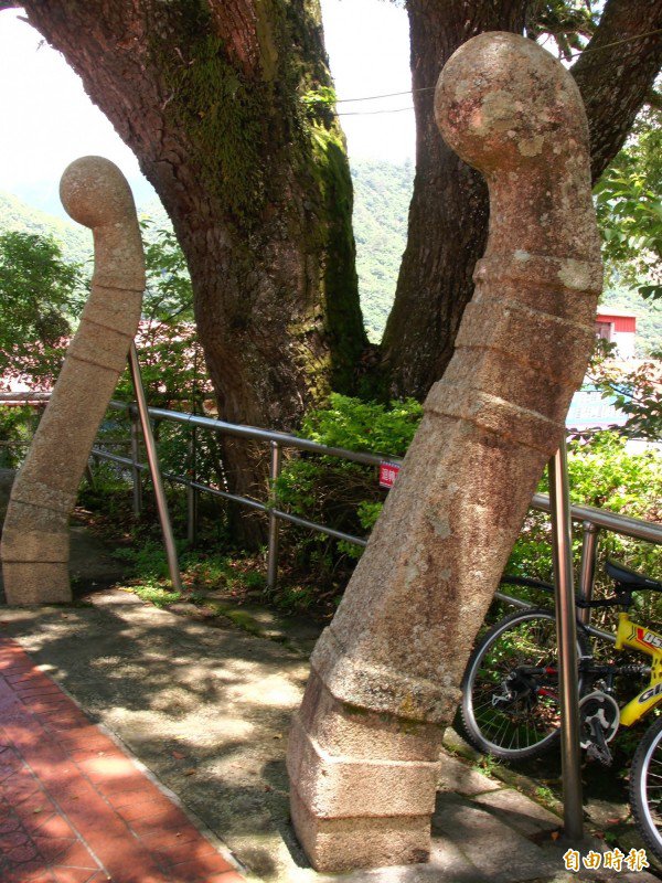 真有这么厉害?仁爱乡有地方人士指围绕在乡公所周围的弓型意象造景,弓朝内,代表箭都射向公所,以致乡长都坐不安稳。(记者佟振国摄) 真有这么厉害?仁爱乡有地方人士指围绕在乡公所周围的弓型意象造景,弓朝内,代表箭都射向公所,以致乡长都坐不安稳。(记者佟振国摄)