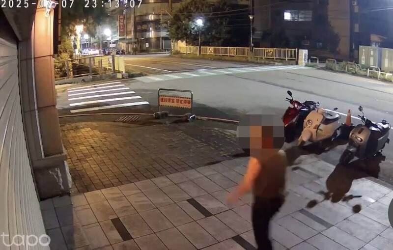竹东警方扩大调阅路口监视器,发现图中的张男在案发时间手持铁锤出现。(竹东警分局提供) 竹东警方扩大调阅路口监视器,发现图中的张男在案发时间手持铁锤出现。(竹东警分局提供)