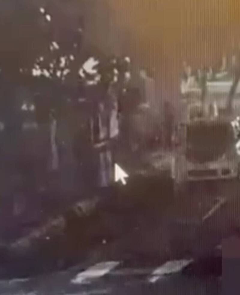 竹东警方透过遥远的街头监视器,果然捕捉到张男用铁锤砸智慧停车柱。(竹东警分局提供) 竹东警方透过遥远的街头监视器,果然捕捉到张男用铁锤砸智慧停车柱。(竹东警分局提供)