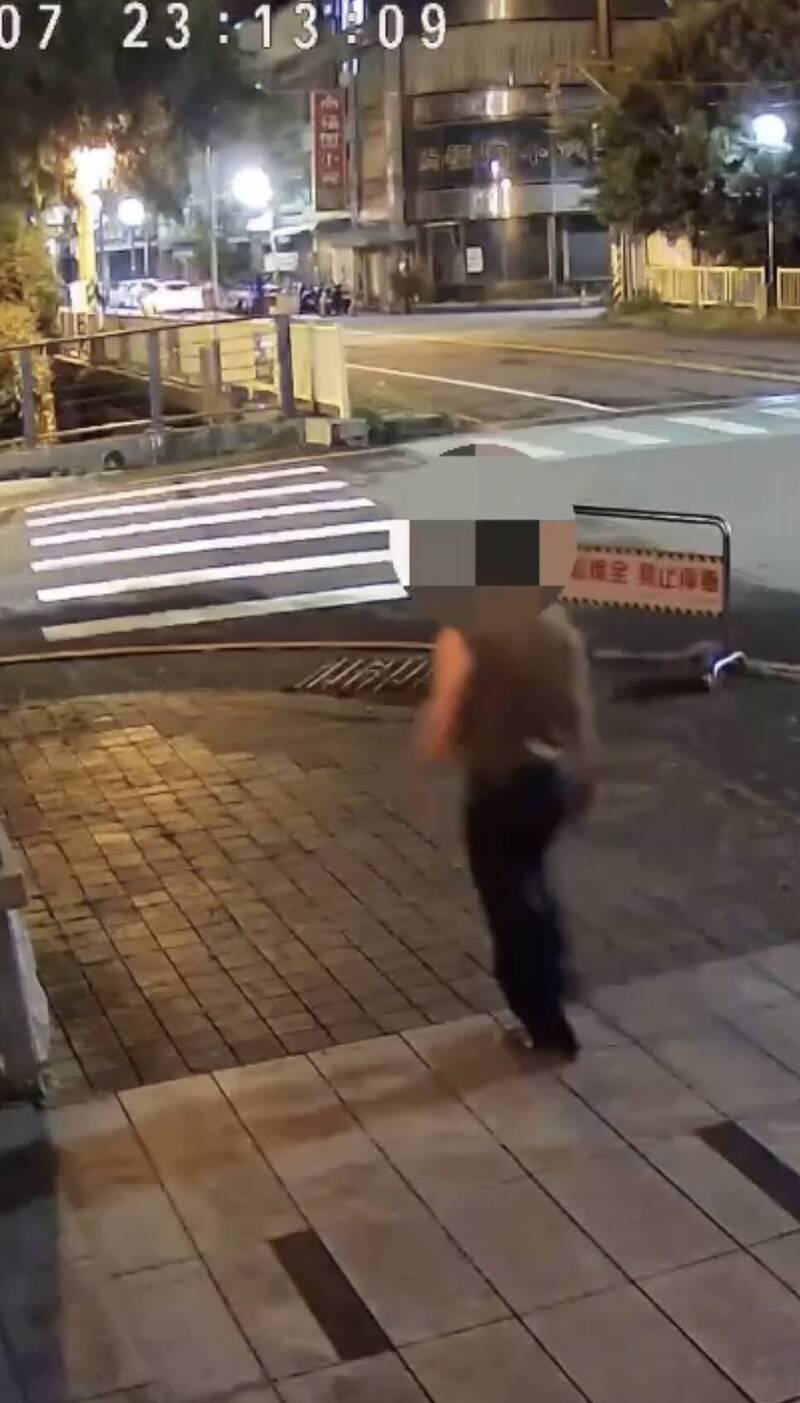 竹东警方扩大调阅路口监视器,发现图中的张男在案发时间手持铁锤出现。(竹东警分局提供) 竹东警方扩大调阅路口监视器,发现图中的张男在案发时间手持铁锤出现。(竹东警分局提供)