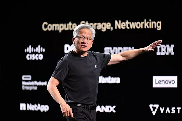 来中国前，黄仁勋先去见了特朗普