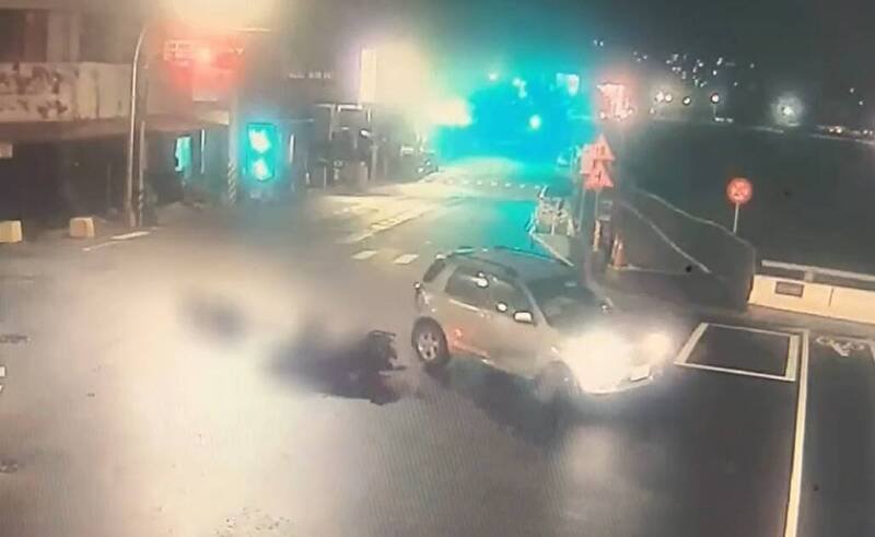 陈男与轿车相撞摔车后,往左方翻滚。(记者张瑞桢翻摄) 陈男与轿车相撞摔车后,往左方翻滚。(记者张瑞桢翻摄)