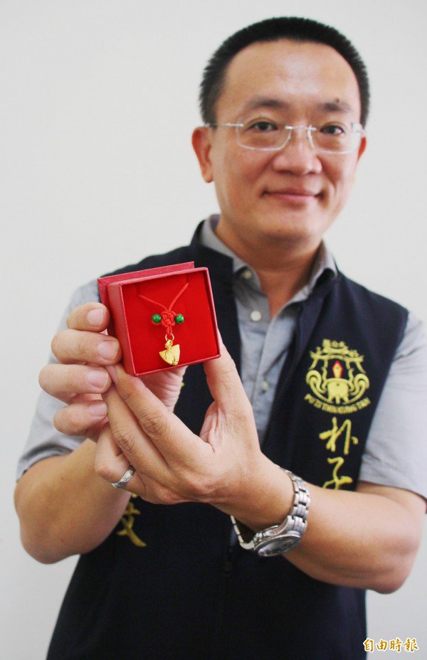 为了吸引民众参加,庙方提供第一名奖品是相当特别的「小金粽」。(记者林宜樟摄) 为了吸引民众参加,庙方提供第一名奖品是相当特别的「小金粽」。(记者林宜樟摄)