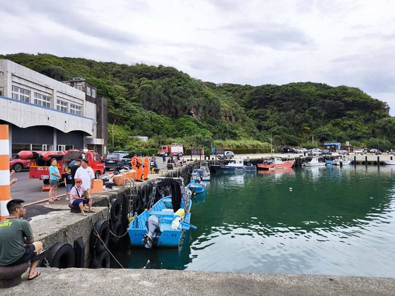 简姓男子今天下午驾车驶入金山水尾渔港。(记者林嘉东翻摄) 简姓男子今天下午驾车驶入金山水尾渔港。(记者林嘉东翻摄)