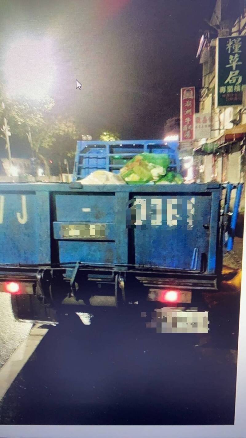警方过滤上百支监视器,找到肇事载垃圾小货车。(读者提供) 警方过滤上百支监视器,找到肇事载垃圾小货车。(读者提供)