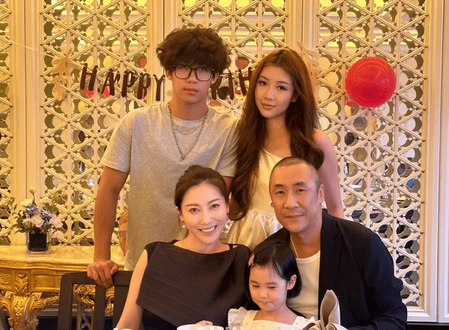 章子怡大侄女迎19岁生日,哥嫂全家出镜庆祝