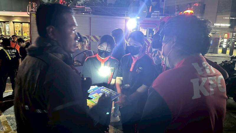 肯德基员工在消防员协助下让消费者撤离。(民众提供) 肯德基员工在消防员协助下让消费者撤离。(民众提供)
